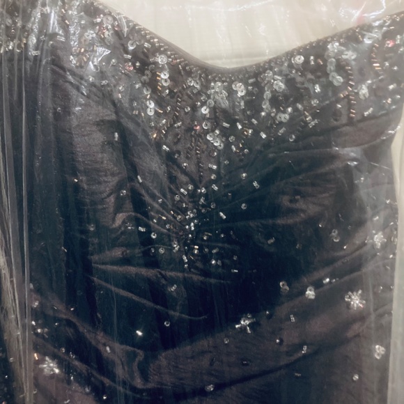 Formal gown - Picture 3 of 5